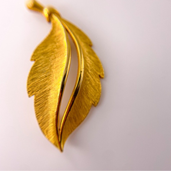 Vintage JJ Jonette Signed Textured Dark Gold Tone Leaf Pin Brooch. 1”x2.125” - Picture 2 of 7